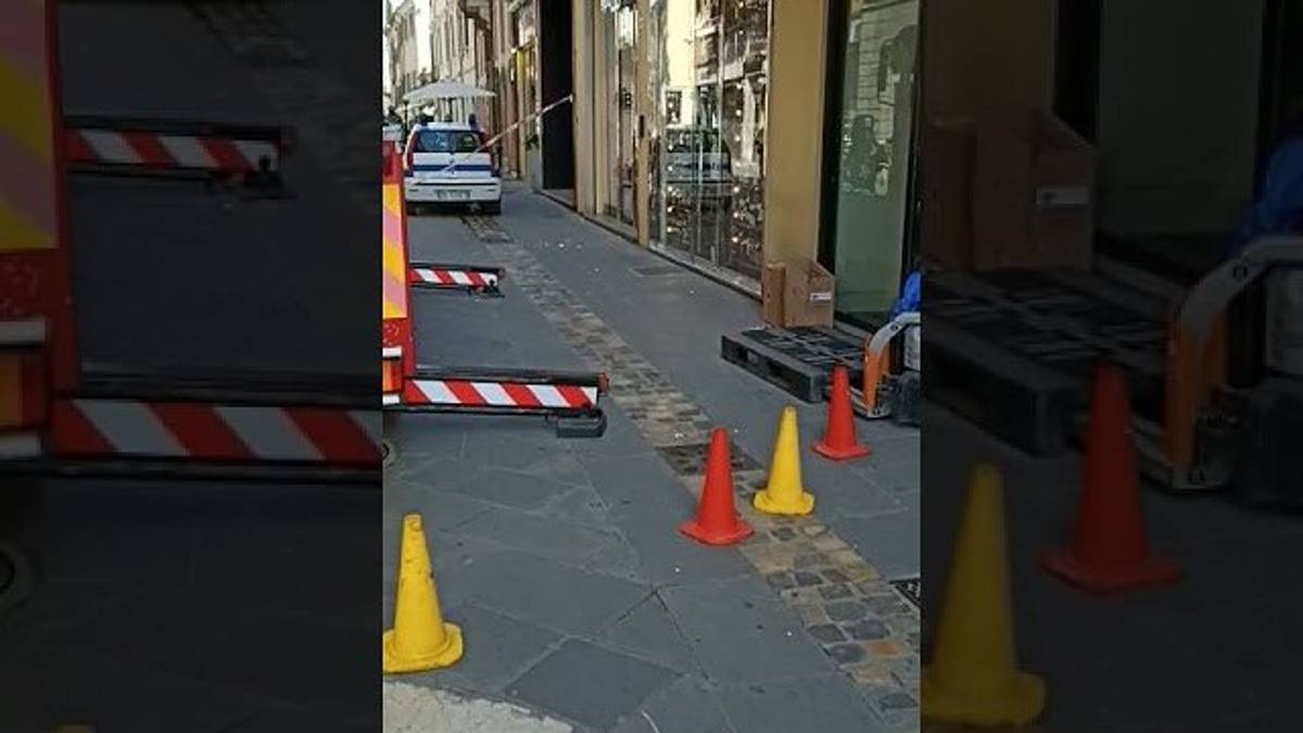Rimini, in Corso d'Augusto piovono calcinacci