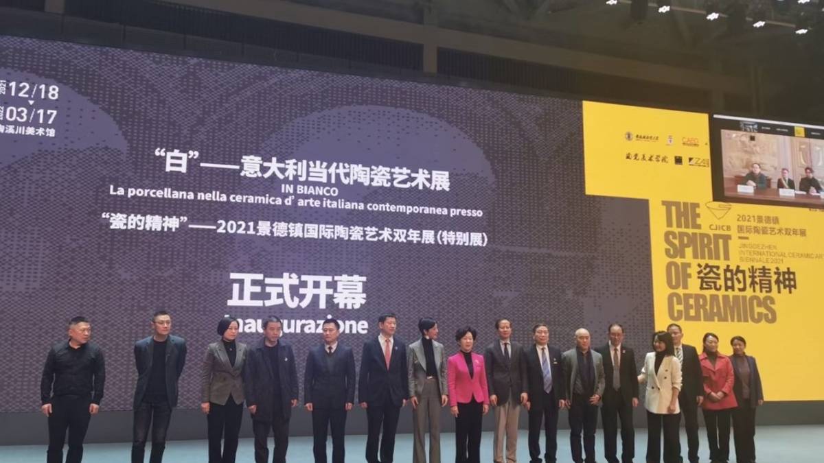 Ceramiche faentine in Cina con le opere di 32 artisti italiani
