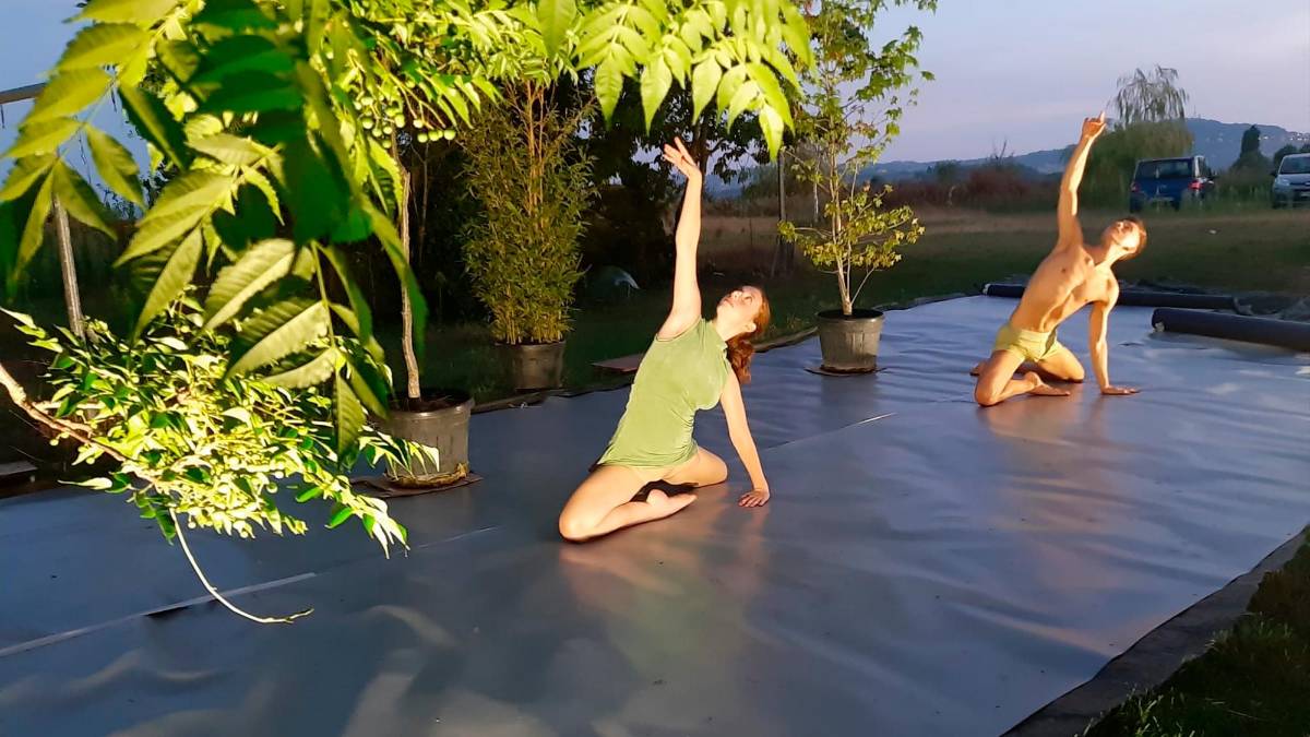 Performance di danza dedicata agli alberi durante la manifestazione del 23 agosto nel podere a Provezza