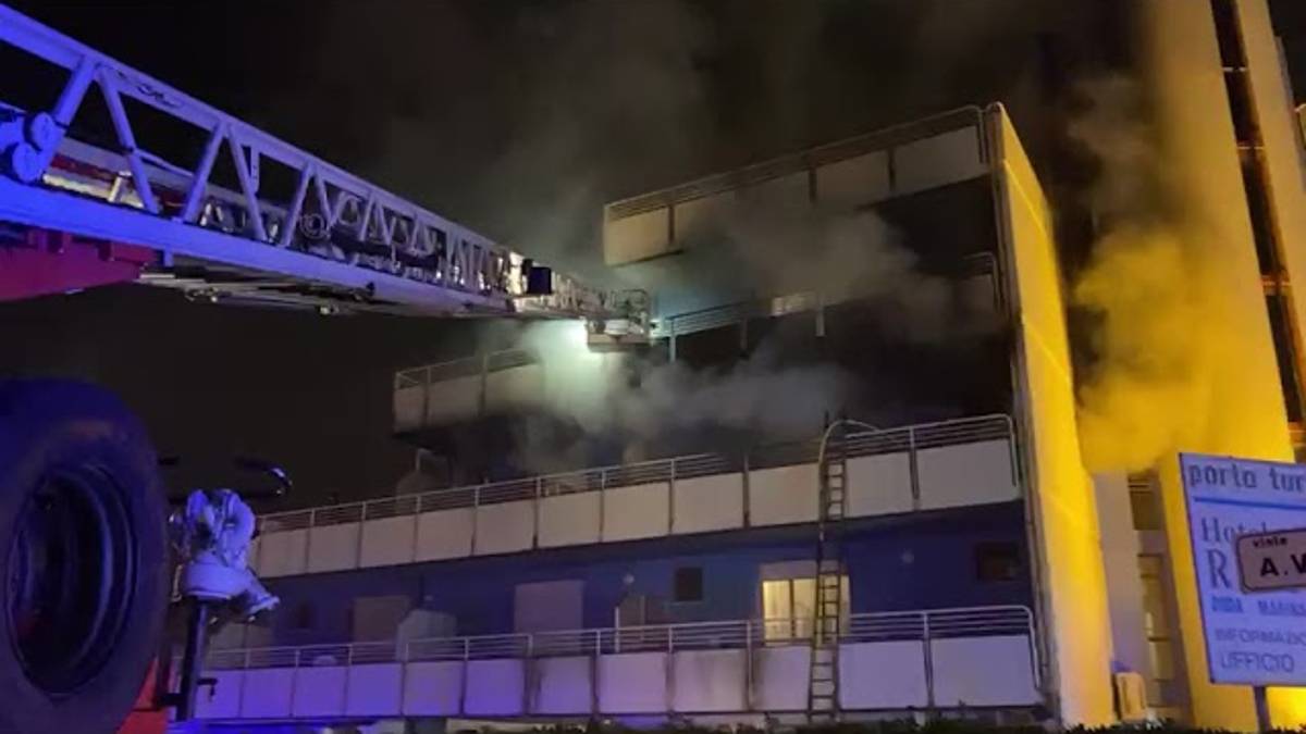 Cesenatico, incendio: residence ora spento e parzialmente inagibile - VIDEO