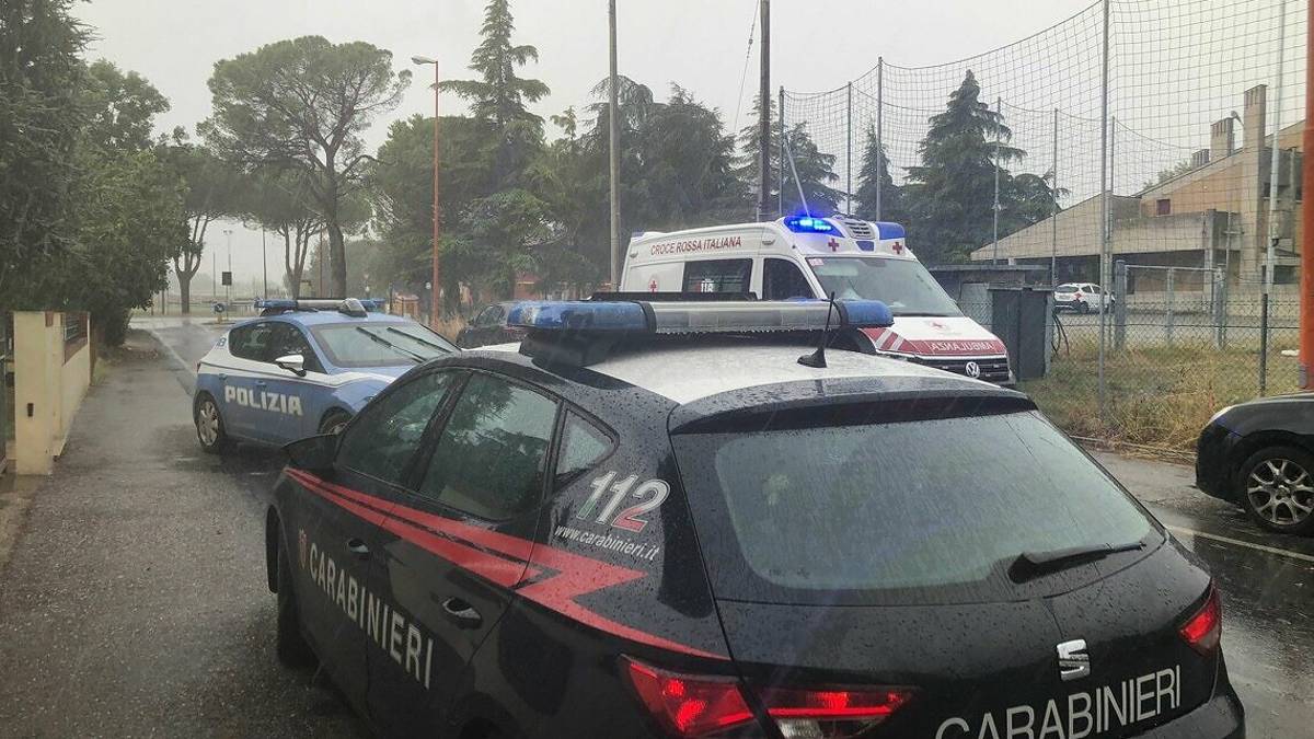 Picchia la fidanzata in strada: arrestato a Cesena
