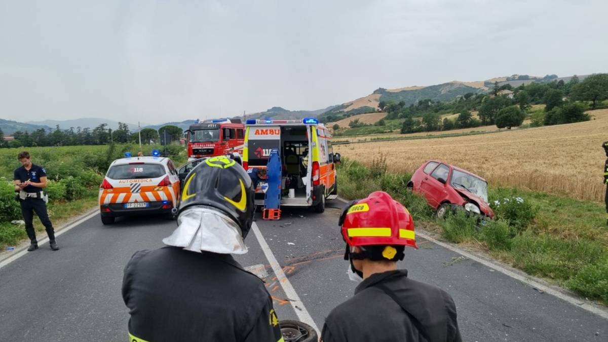 Borgo Tossignano, muore una 27enne in un frontale fra due auto