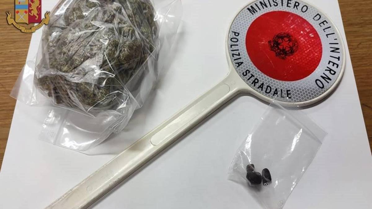 Forlì, dal controllo in autostrada spuntano hashish e marijuana