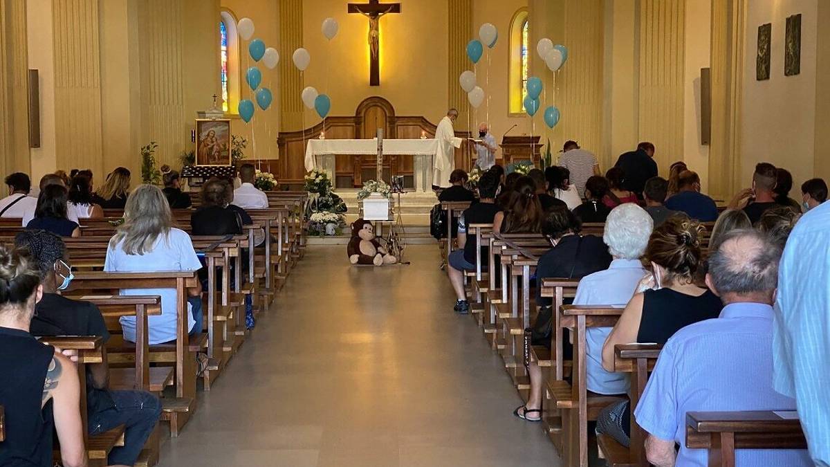 Gambettola: dolore e soccorsi alla mamma al funerale del piccolo Diego