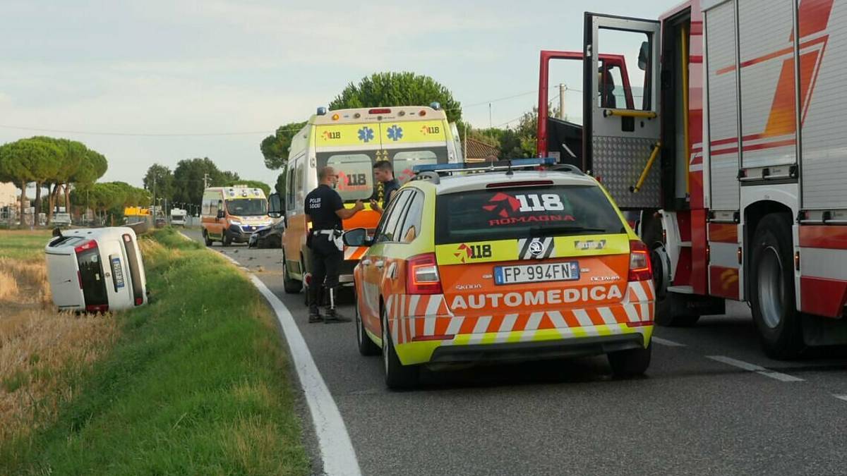 Ravenna, scontro in via Dismano. Un'auto fuori strada, 4 feriti tra cui un bambino
