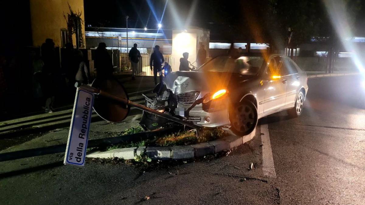 Savignano, ubriaco alla guida abbatte un palo: salvi i passanti e strage sfiorata