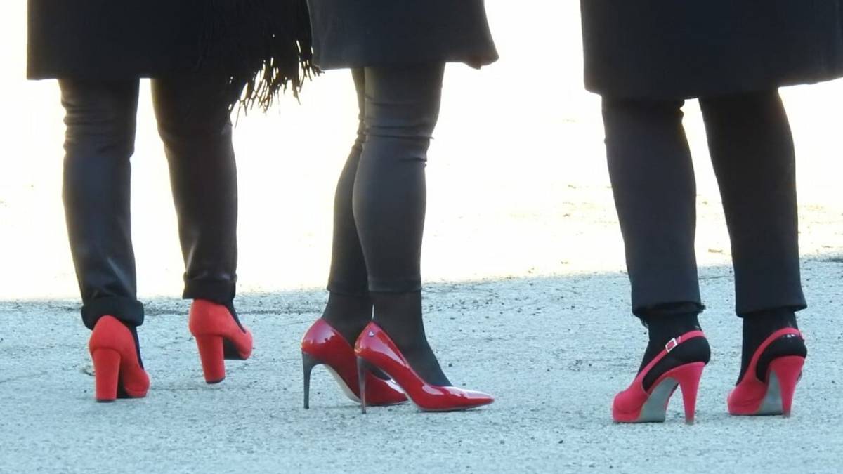Faenza, le amiche di Ilenia ai funerali con le scarpette rosse - Video e foto