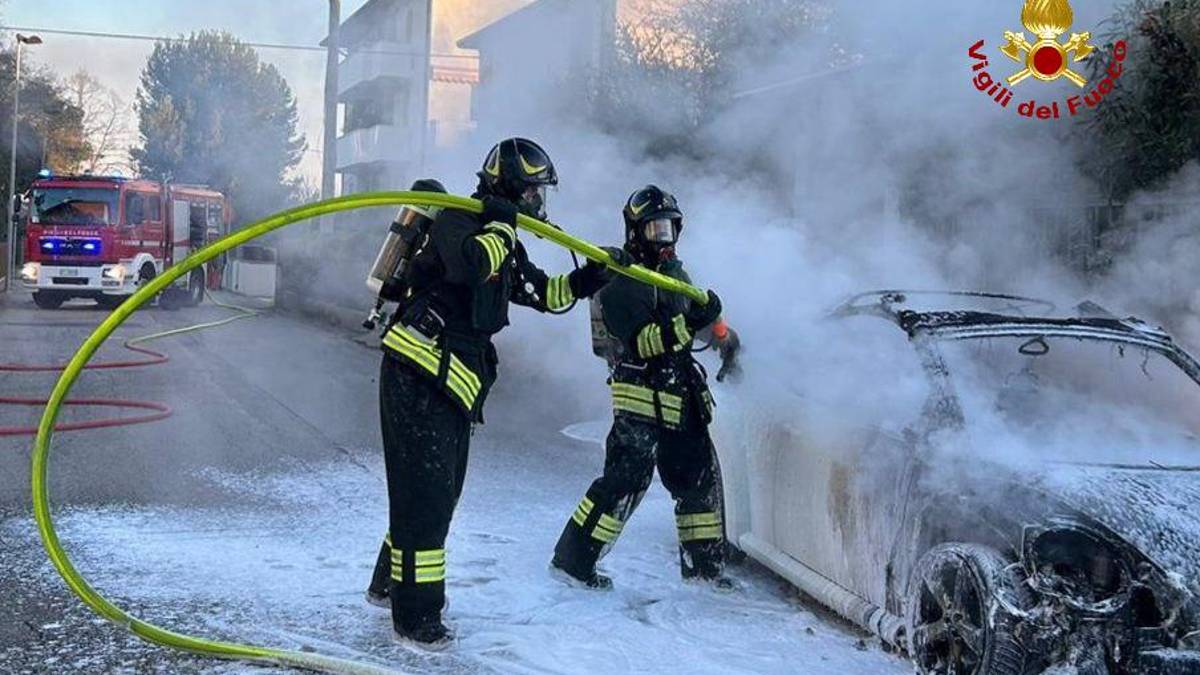Bertinoro, auto a fuoco in via Vedreto