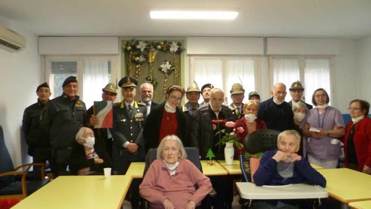Sant'Ermete, Guardia di Finanza alla casa di riposo per gli auguri di Natale