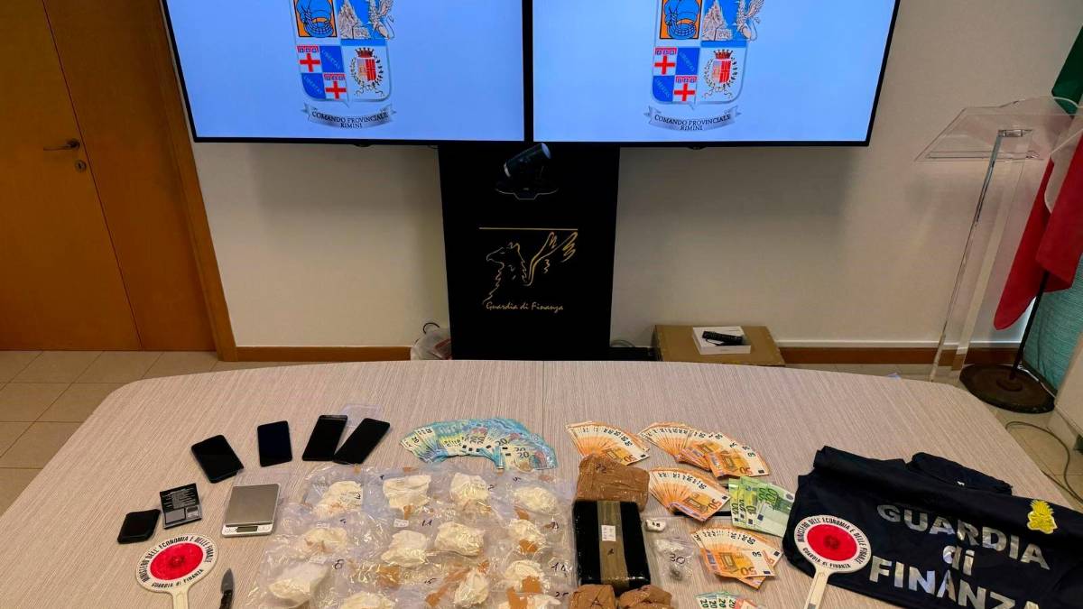 Rimini, scoperti dalla Finanza buttano dalla finestra 4 chili di cocaina