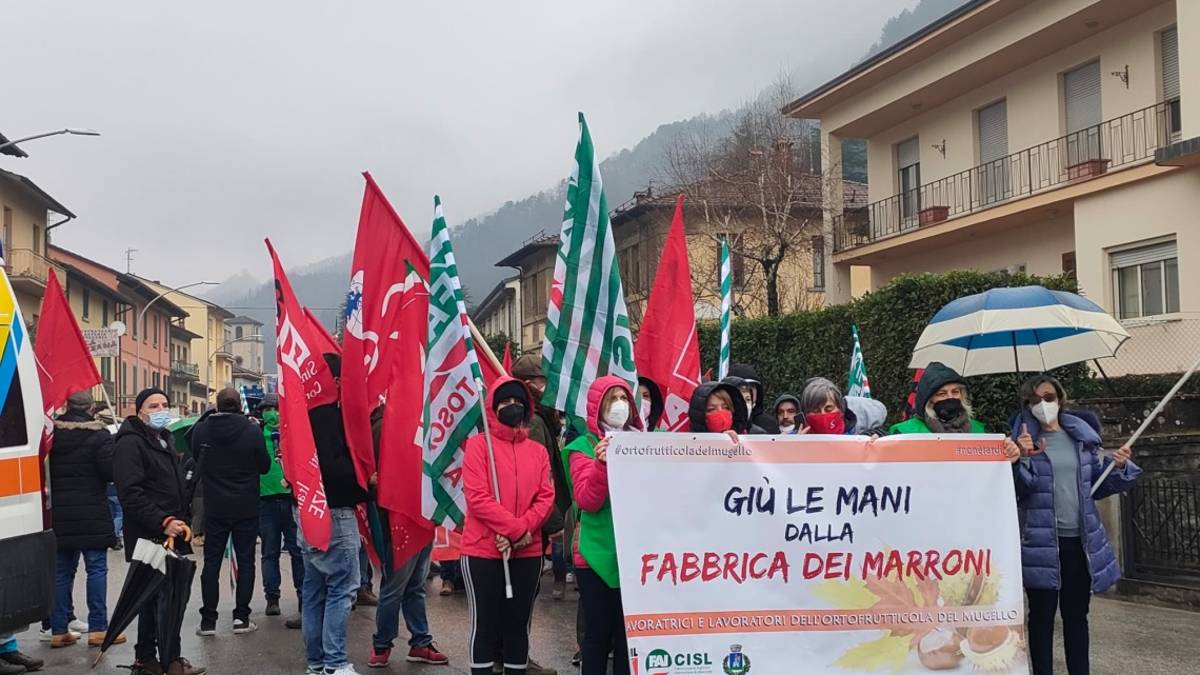 Marradi, un migliaio in corteo per difendere la Fabbrica dei marroni