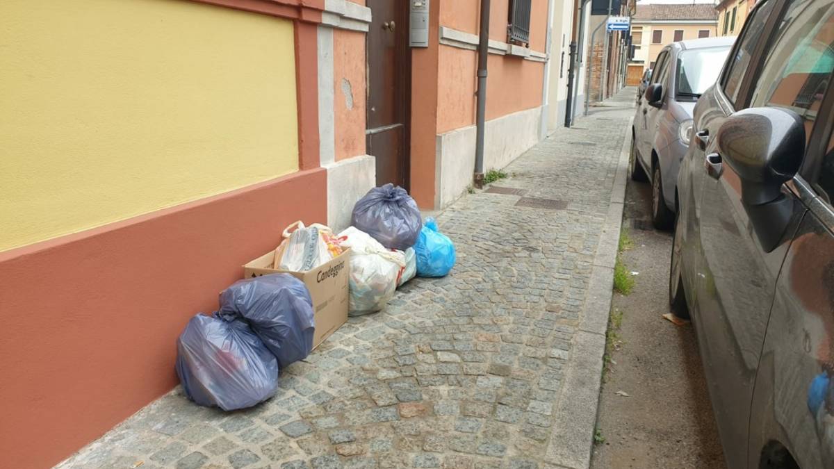 Lugo, rifiuti: manifestazione e firme per chiedere di cambiare il nuovo sistema di raccolta