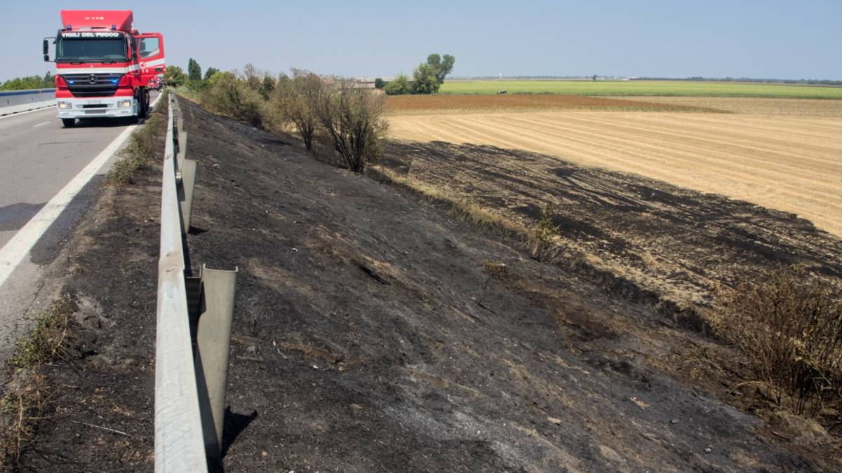 Ravenna, incendio in scarpata, chiuso un tratto della E45. Riaperto alle 14