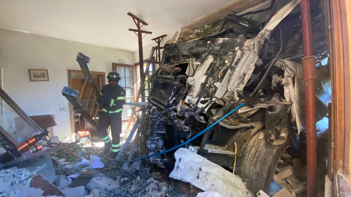 Cesena, il camion che si schianta contro una casa e la protesta: Da 40 anni aspettiamo la bretella - GALLERY