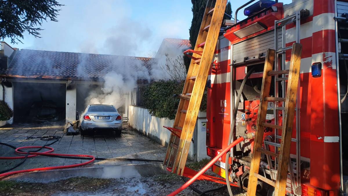 Incendio in garage a Santa Giustina, distrutte due auto. IL VIDEO