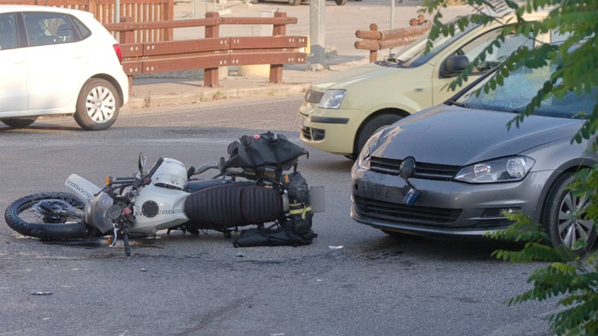Ravenna, incidente a Coccolia: 50enne motociclista in ospedale