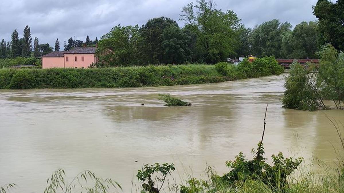 Maltempo, esonda il fiume Lamone a Brisighella. Allerta a Faenza, chiuso il Ponte delle Grazie