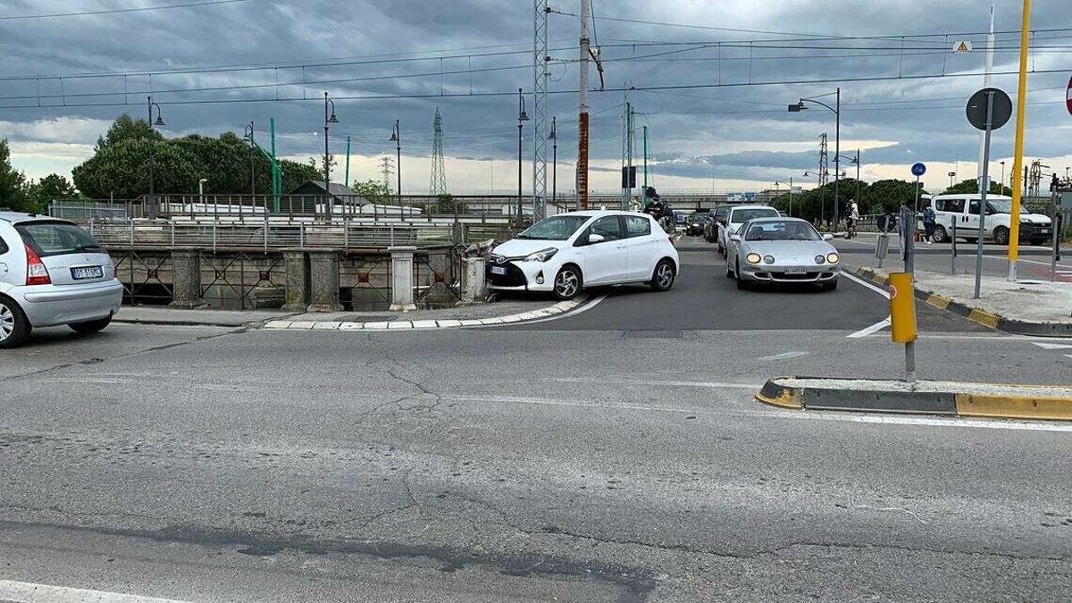 Cesenatico, con l'auto abbatte le sbarre del passaggio a livello