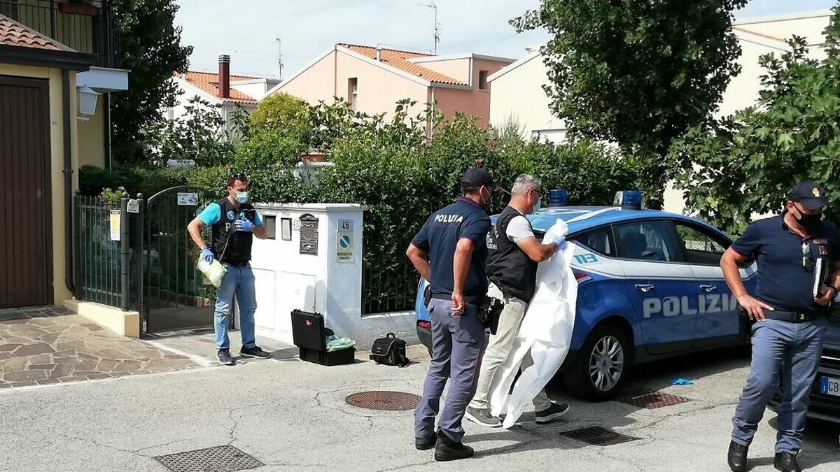 Giallo a Rimini: giovane donna accoltellata in casa