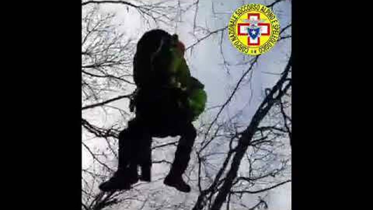Cade per 30 metri in un canalone con la bici a Bagno di Romagna -VIDEO