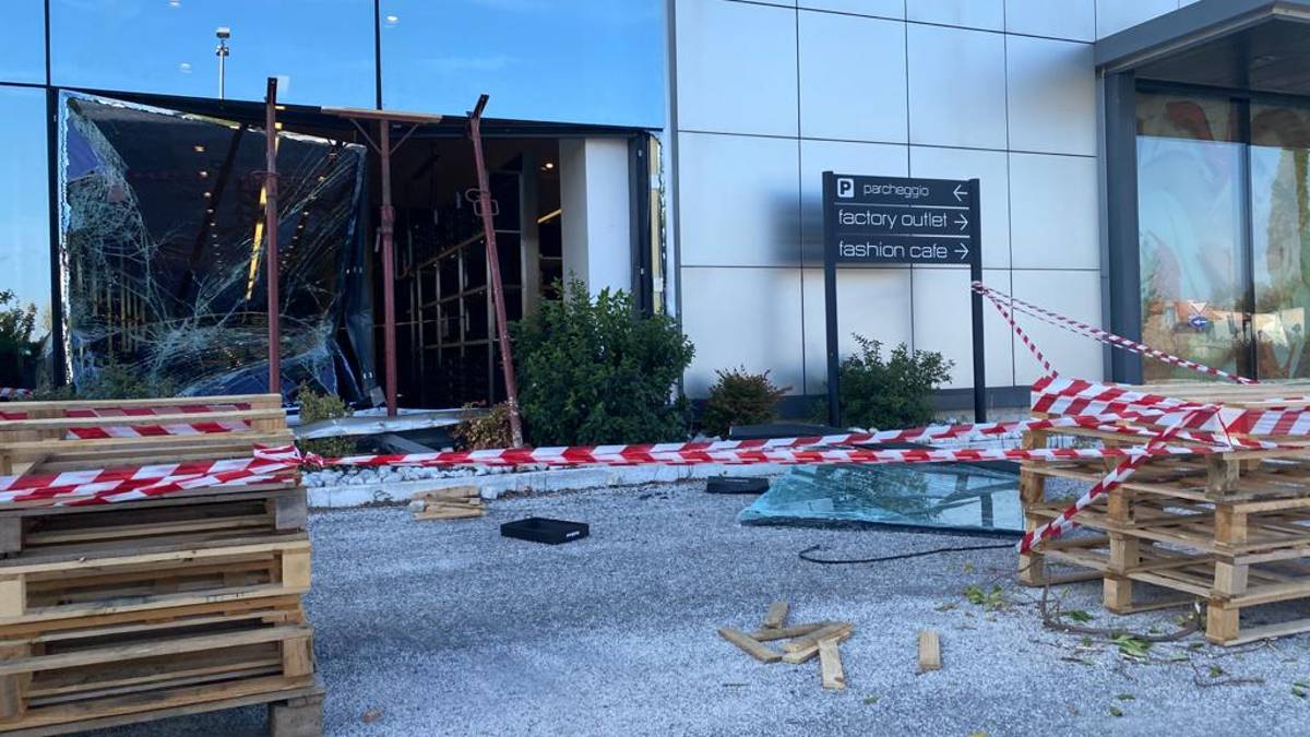 Savignano, spaccata all'outlet Baldinini forse da centomila euro