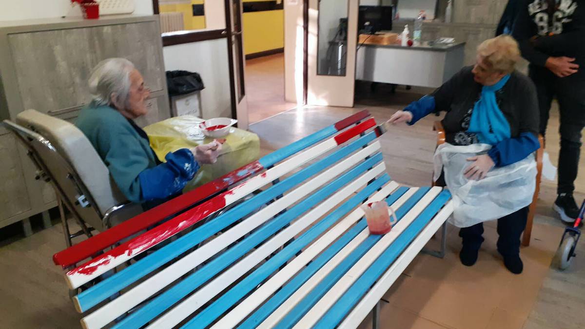 Lugo, una panchina rossa realizzata dagli ospiti della residenza Sassoli