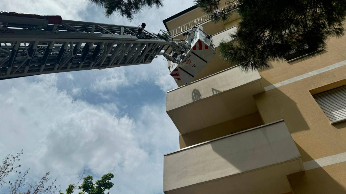 L’intervento dei vigili del fuoco nel palazzo in via Abruzzi