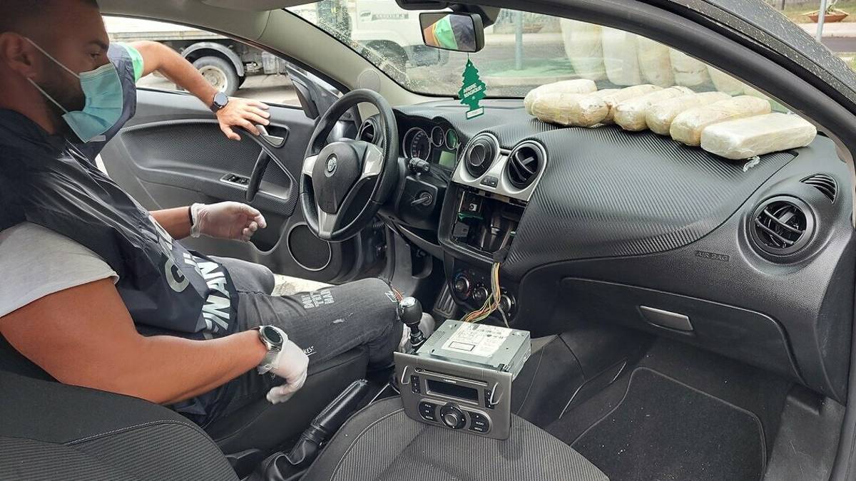 Rimini, la Finanza e il cane Donny in azione: sequestrati 7 chili di eroina del valore di un milione di euro