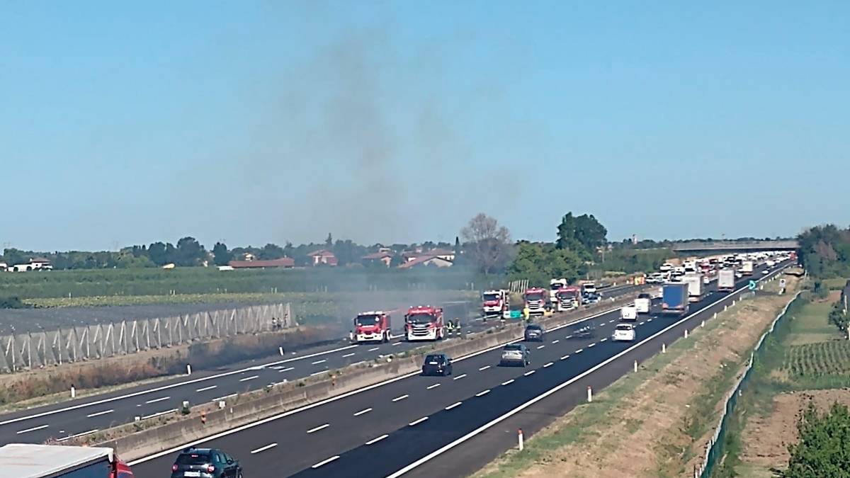 Incidente e camion a fuoco: autostrada A14 in tilt tra il casello Rubicone e quello di Cesena