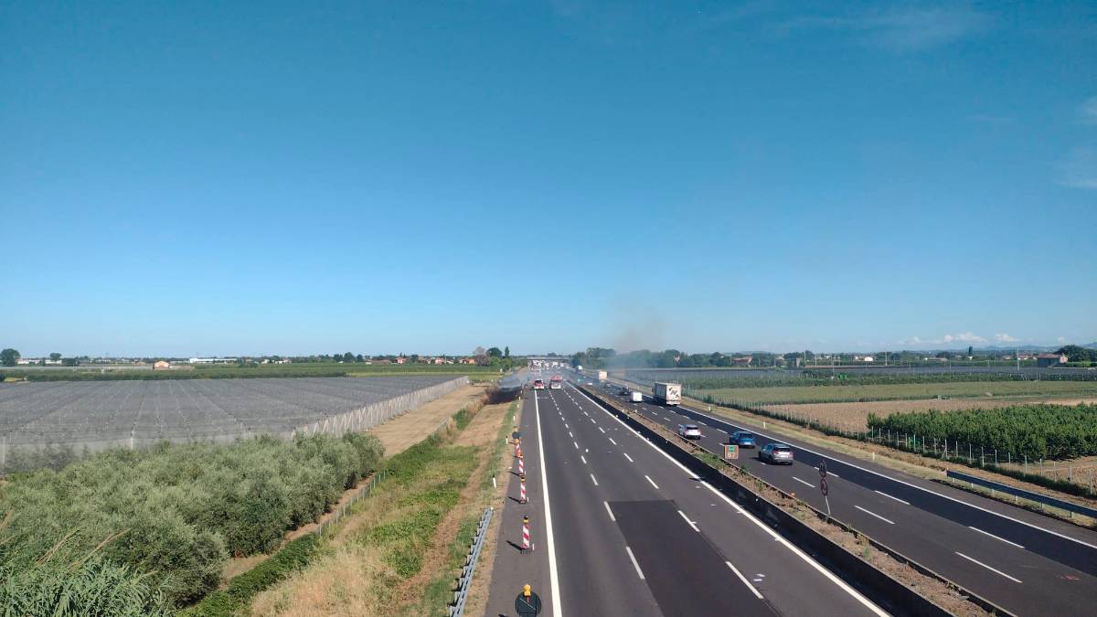 Incidente e camion a fuoco: autostrada A14 in tilt tra il casello Rubicone e quello di Cesena