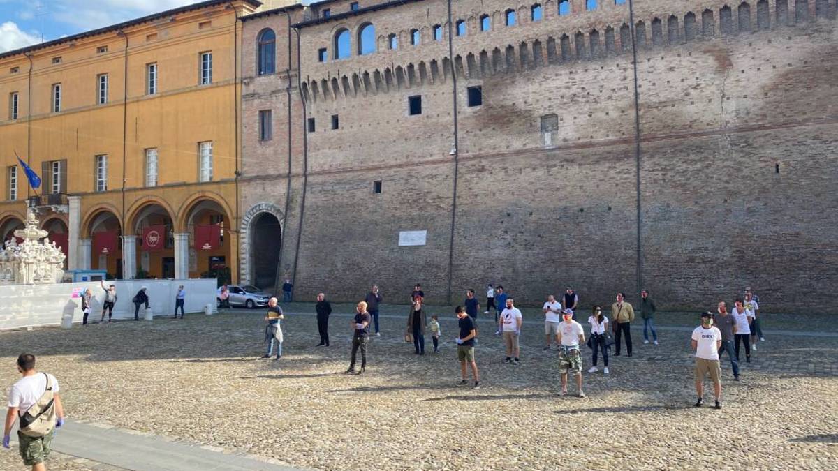 Coronavirus, manifestazione in piazza e si aspettano sanzioni