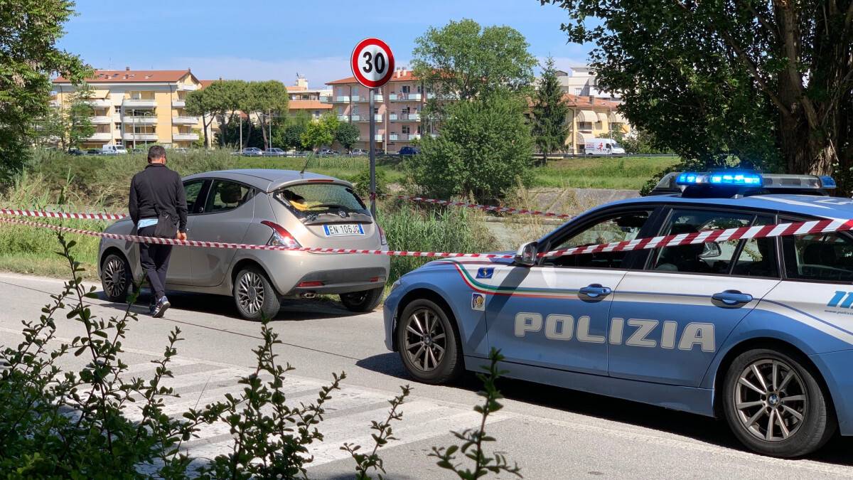 Rimini, auto forza un posto di blocco: inseguimento e spari