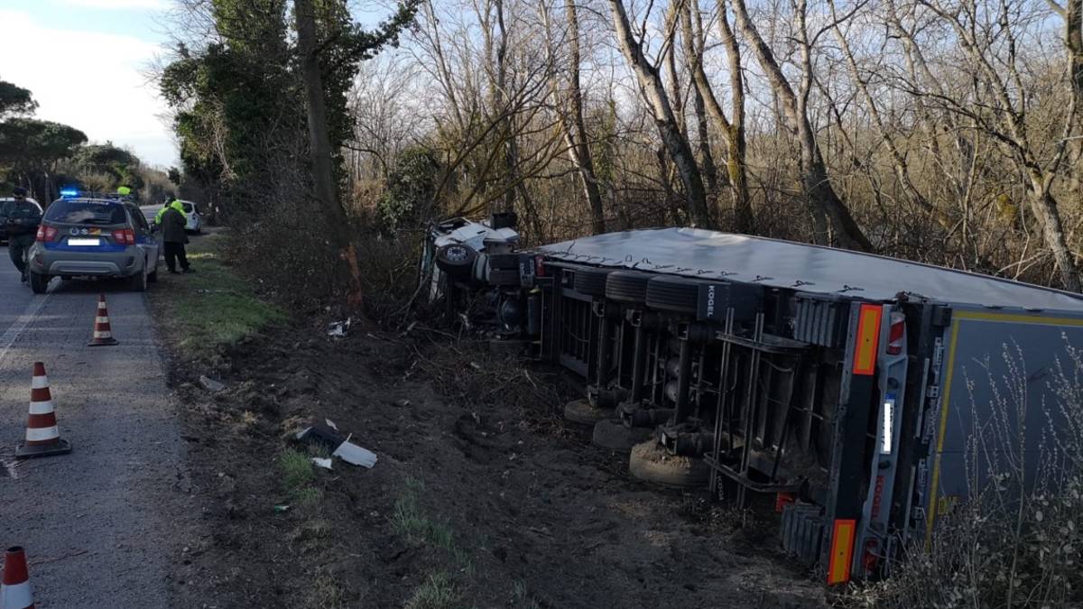 Ravenna, camion fuori strada. Sversamento di gasolio a Punte Alberete