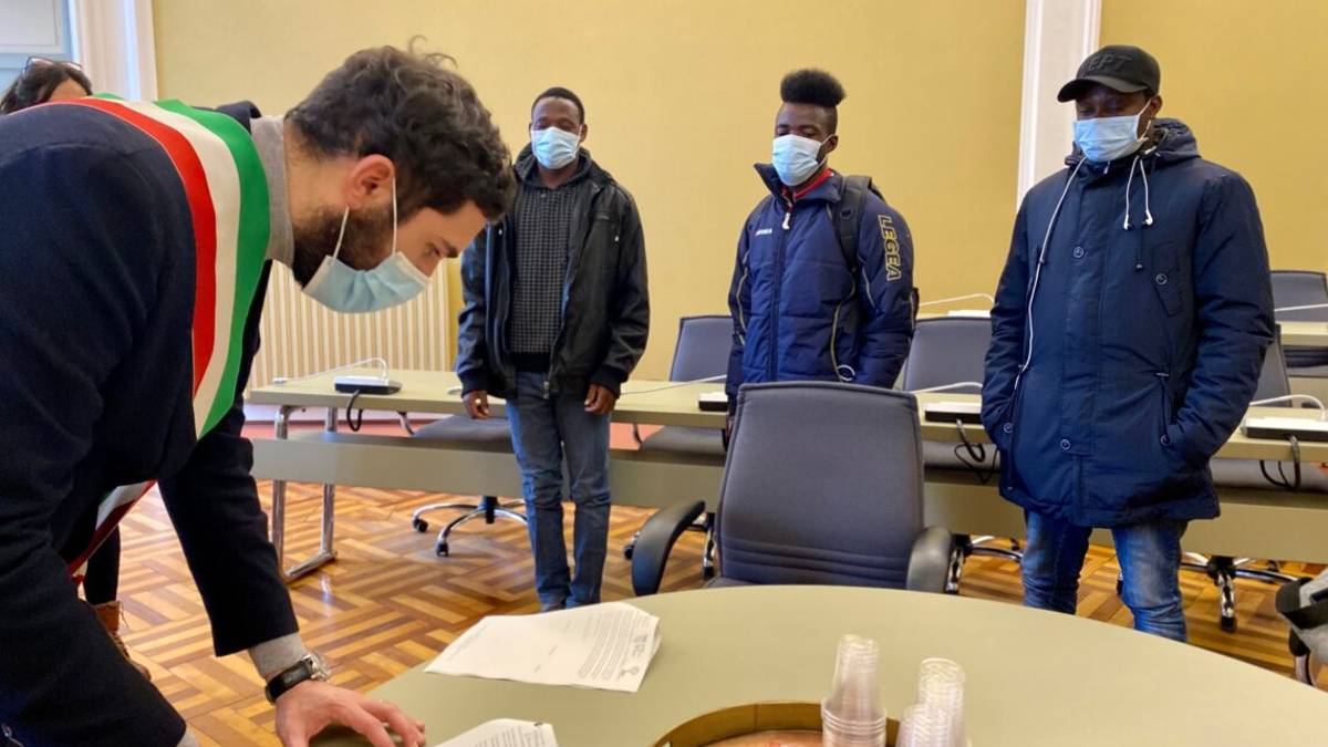 A Cesena da Ghana e Mali coi barconi firmano il patto d'accoglienza
