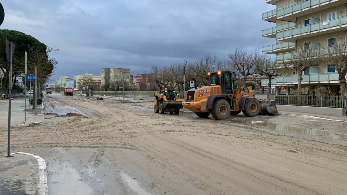 Cesenatico, già al lavoro in spiaggia per ripristinare le dune di sabbia
