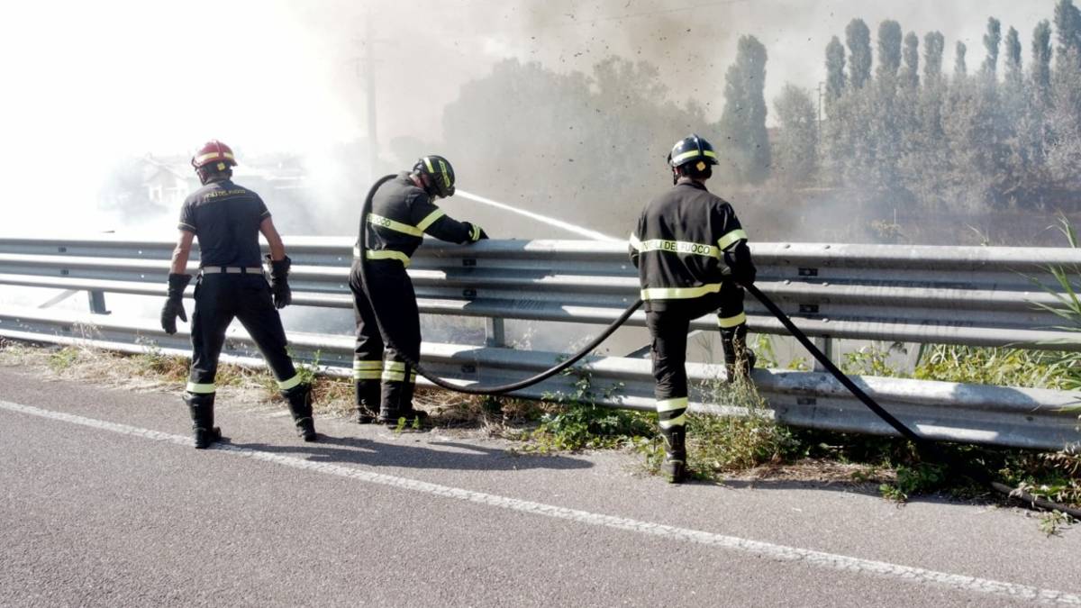 Ravenna, vasto incendio di sterpaglie lambisce l'Adriatica. Chiuse alcune strade VIDEO