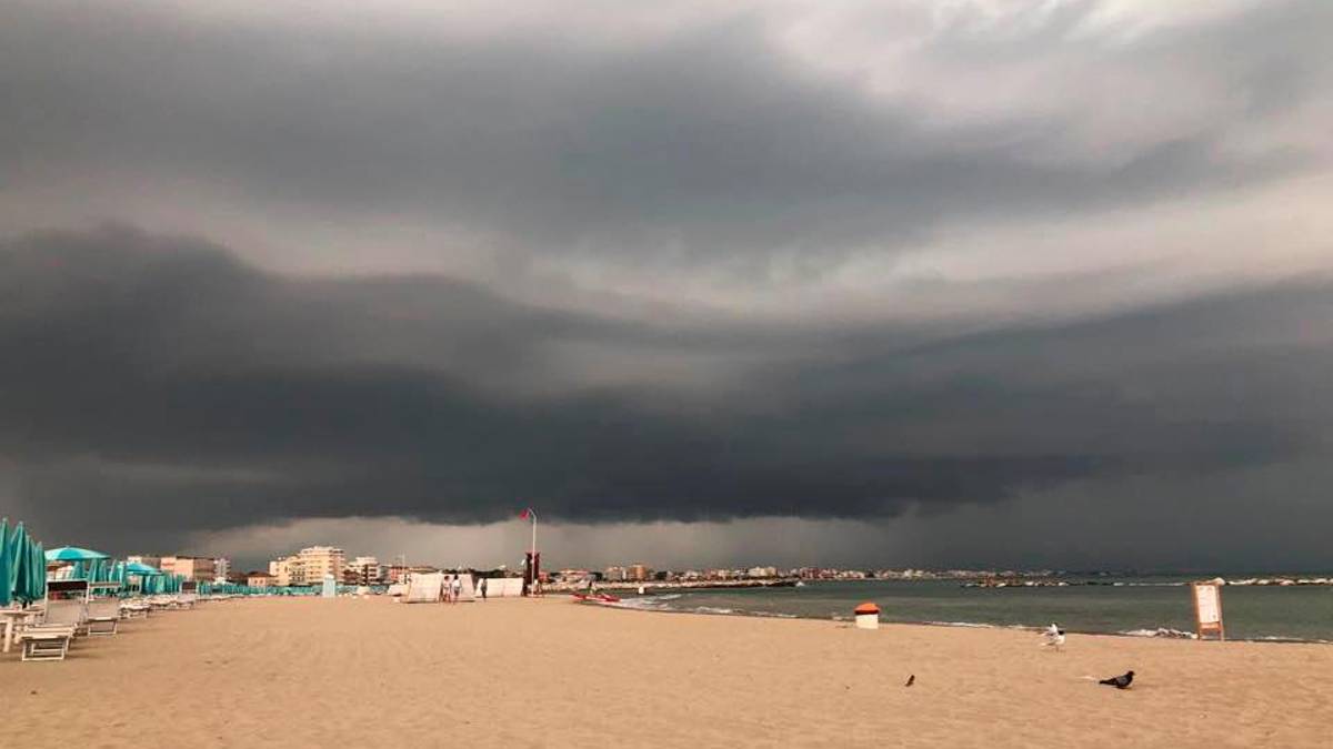 Allerta meteo prolungata fino alla mezzanotte di domani, rischio temporali con danni