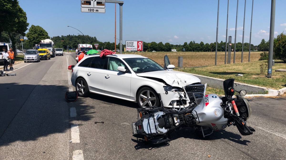 Cesena, scontro tra un'auto e una moto su cui viaggiavano padre e figlio