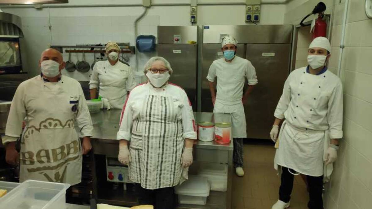 Artusi, i docenti chef preparano pasti per operatori sanitari