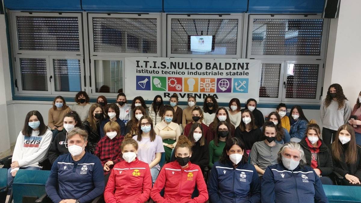 Calcio donne, il Ravenna Women protagonista all'Itis Baldini