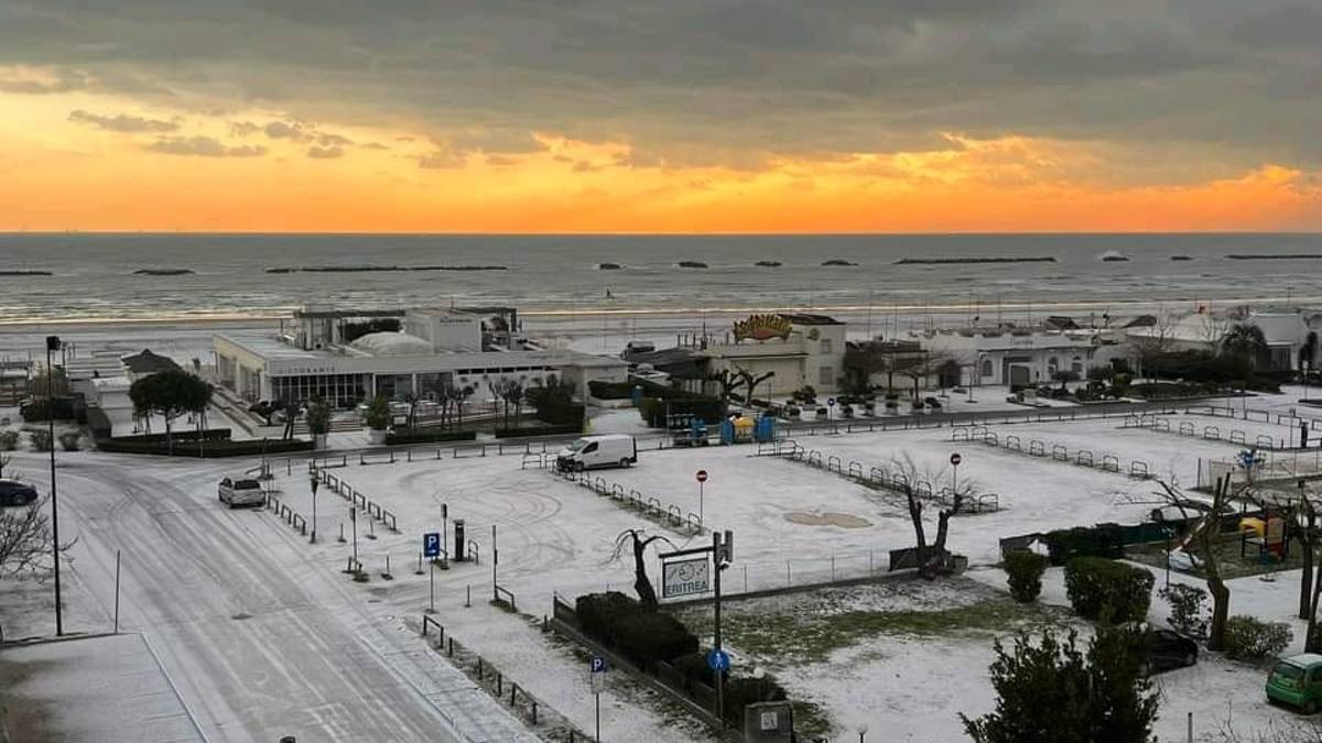 Cesenatico e Gatteo Mare: neve in spiaggia, in arrivo nuove precipitazioni, allerta gialla fino a giovedì sera