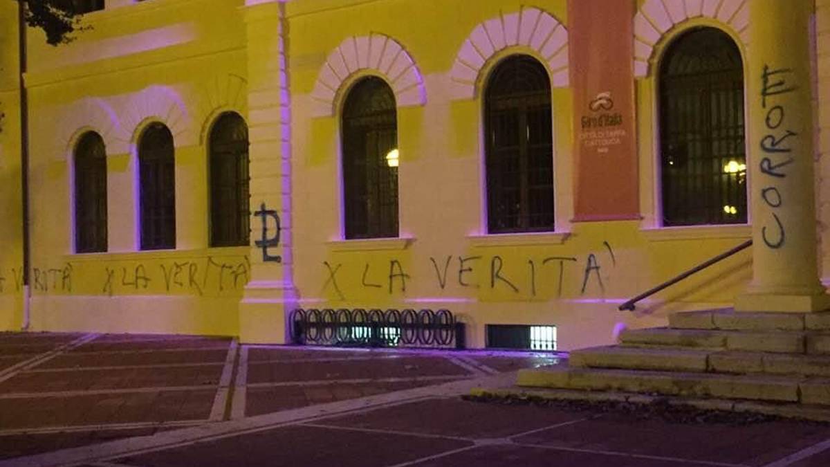 Cattolica. Insulti e scritte no green pass sul municipio