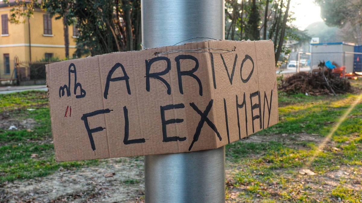 Fleximan ha tifosi a Ravenna: un cartello sull’autovelox di via Bellucci