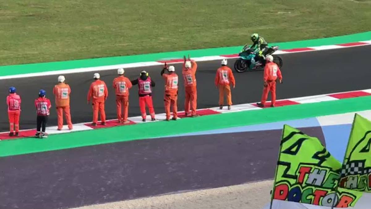 MotoGp, il saluto di Valentino Rossi alla marea gialla / VIDEO