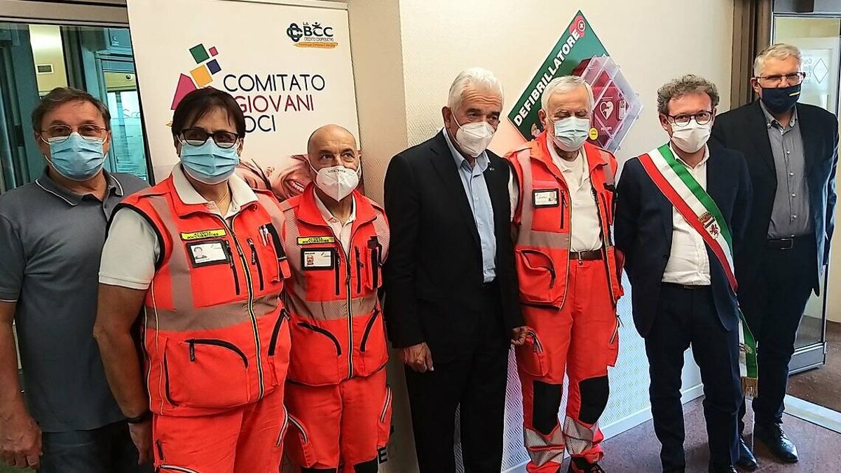Faenza, un nuovo defibrillatore nel loggiato di piazza della Libertà al bancomat della Bcc