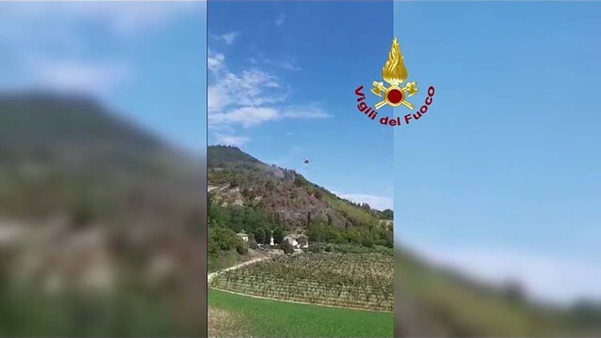 Dovadola, chiusa la statale 67 a causa di un incendio: sei squadre di Vigili del Fuoco in azione - VIDEO