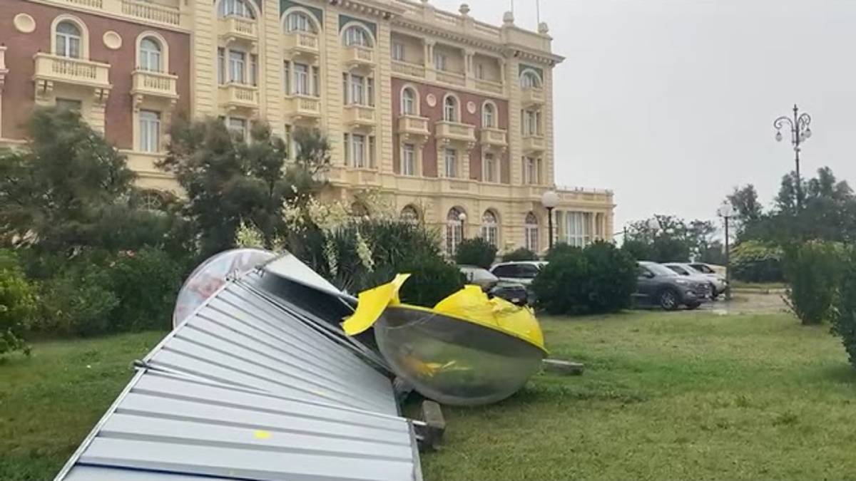 Cesenatico, maltempo: distrutta una delle due biglie di Marco Pantani VIDEO