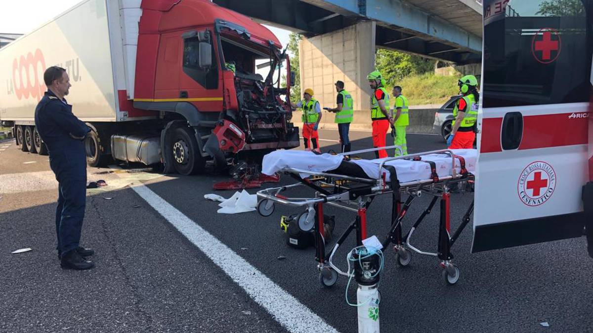 Cesena, incidente tra tir in autostrada. Un ferito all'ospedale e code