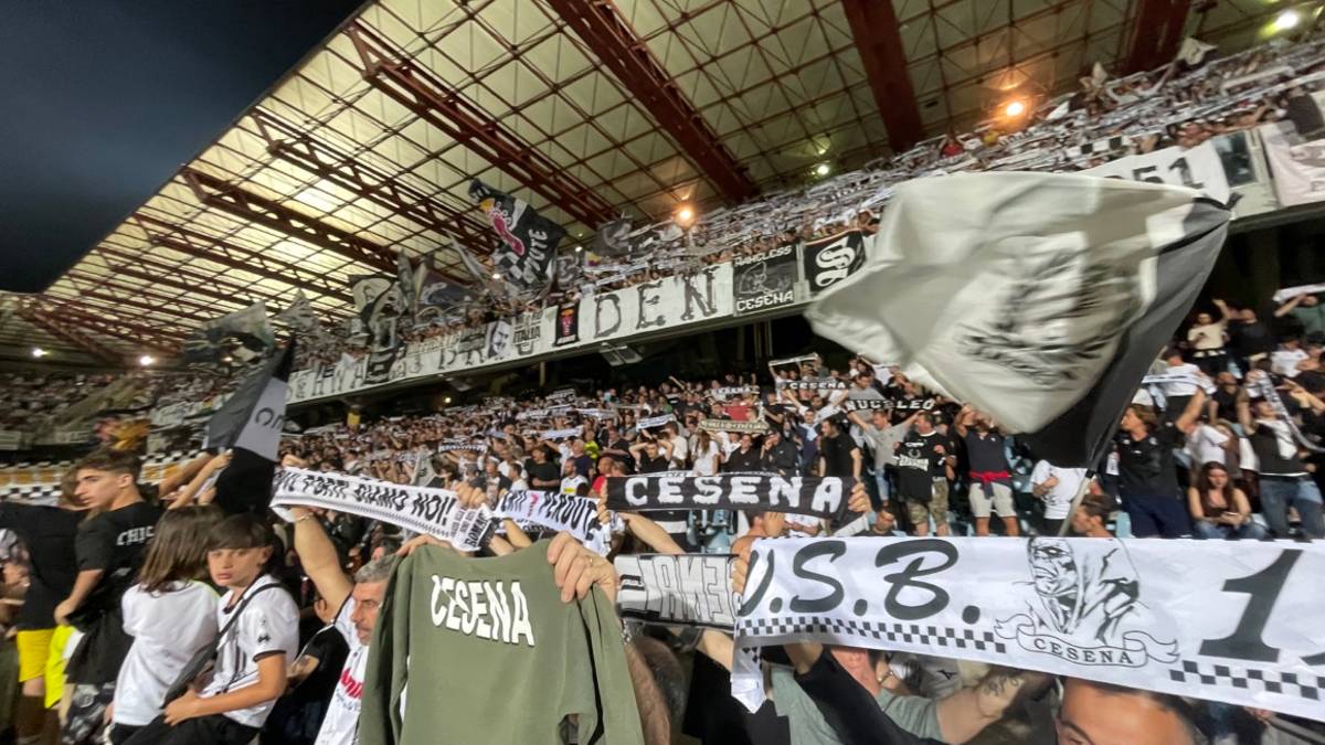 Calcio C, Cesena multato di 1000 euro per lancio di due accendini. Gli ultras: Un buco nell'acqua del club - Gallery