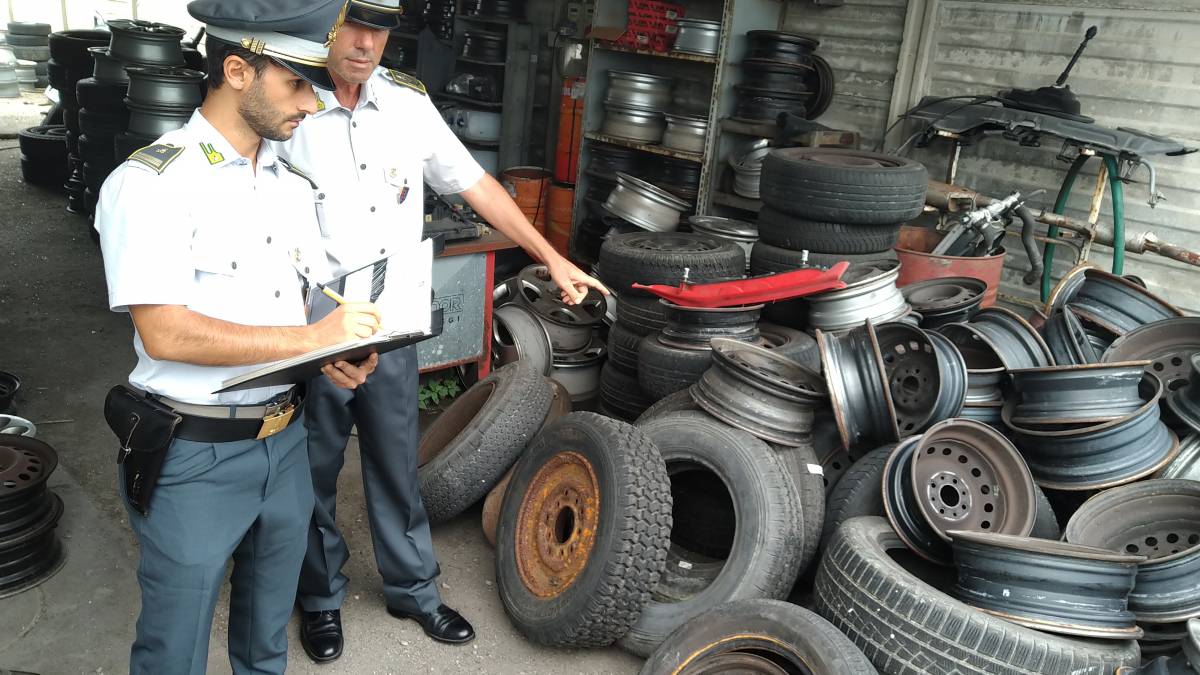 Cento auto fuori uso e ammassate, maxi sequestro a Rimini